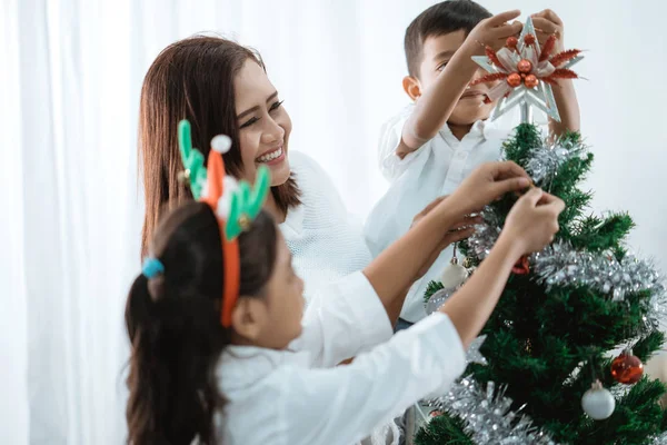 Menina e menino decoração árvore de Natal com a mãe — Fotografia de Stock