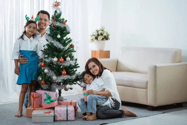 Aziatische mooie familie met kerstboom — Stockfoto