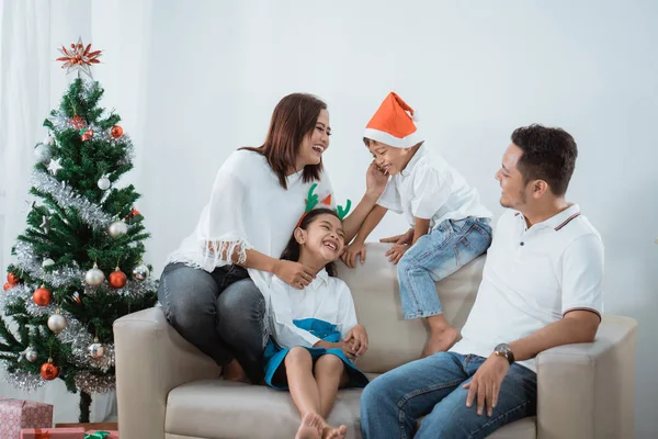 Tempo de família conversando uns com os outros e fazer uma piada — Fotografia de Stock