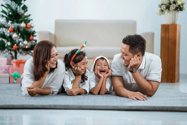 Birbirlerine aile sohbeti — Stok fotoğraf