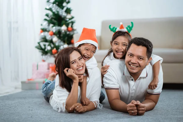 Família durante o dia de Natal em casa — Fotografia de Stock