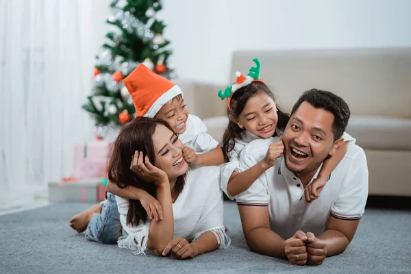 Mutlu Asya Aile Noel günü — Stok fotoğraf