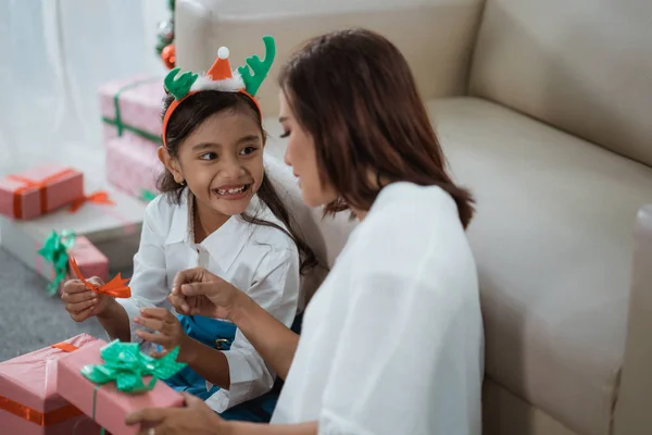 Feliz filha rindo depois de receber presente — Fotografia de Stock