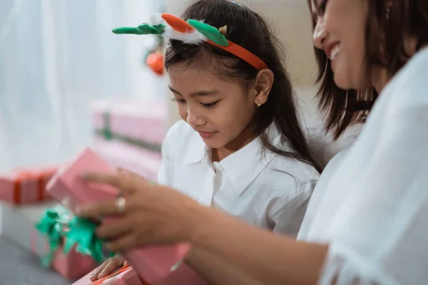 Madre e hija intercambio de regalos — Foto de Stock