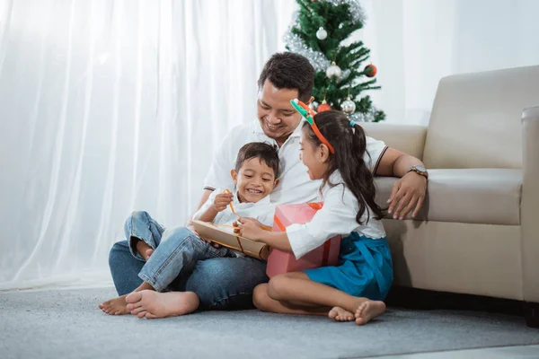 Família Malaia Tentar Abrir Seu Presente Natal Juntos Casa — Fotografia de Stock