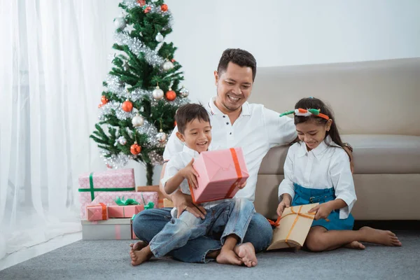 Vader geven zijn kinderen een verrassing cadeau — Stockfoto