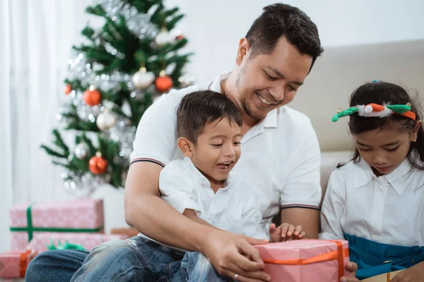 Pai dar a seus filhos um presente surpresa — Fotografia de Stock