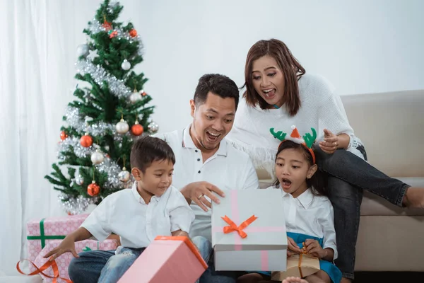 Bir Noel GIF açılış aile sürpriz yapmak — Stok fotoğraf