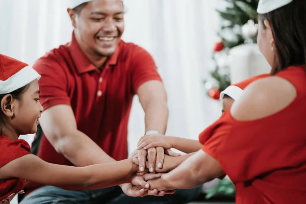 Aile ellerini koymak birlikte Noel sırasında — Stok fotoğraf