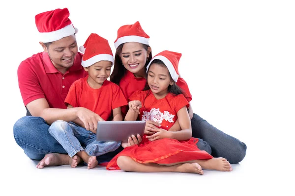 Asian family using tablet together — Stock Photo, Image