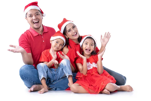 Happy asian family wearing red christmas — Stock Photo, Image