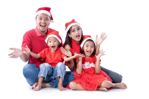 Het dragen van rode Kerstmis en gelukkige Aziatische familie — Stockfoto