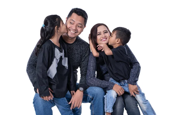 Asian happy family smiling to camera — Stock Photo, Image