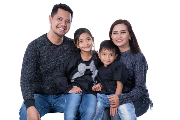 Aziatische gelukkige familie glimlachen naar de camera — Stockfoto