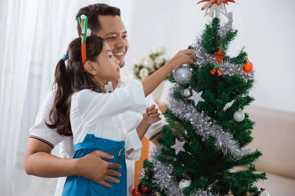 Decoração árvore de Natal em casa — Fotografia de Stock