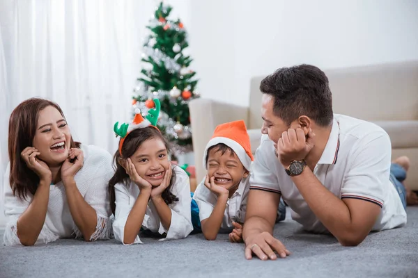 Mutlu Asya Aile Noel günü — Stok fotoğraf