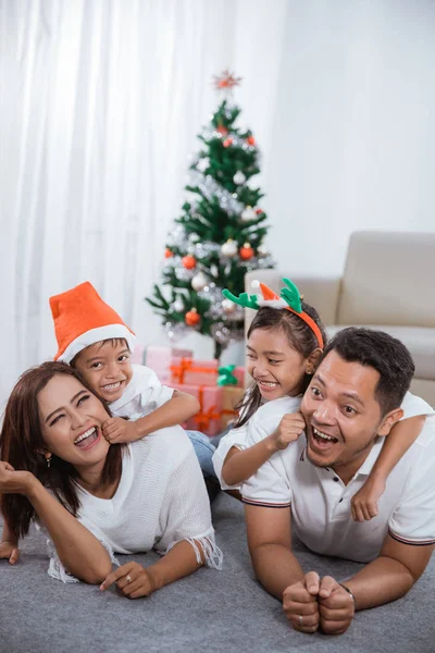 Família se divertindo no dia de Natal — Fotografia de Stock