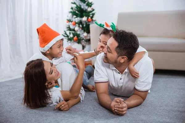 Família se divertindo no dia de Natal — Fotografia de Stock