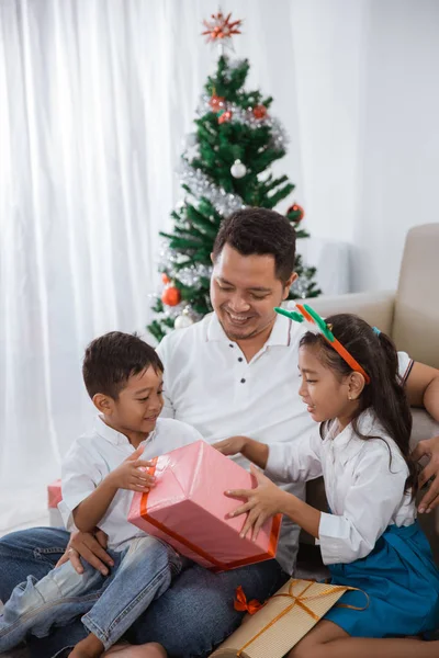 Tempo de família conversando uns com os outros e fazer uma piada — Fotografia de Stock