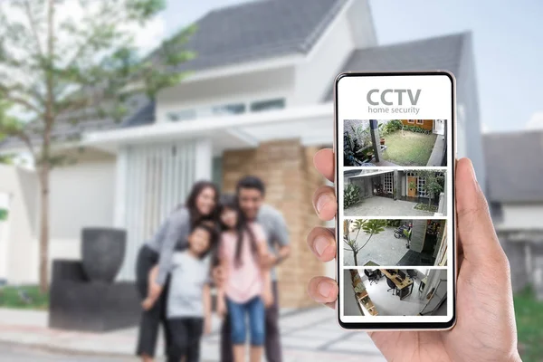 Monitoring cctv via mobile phone app — Stock Photo, Image