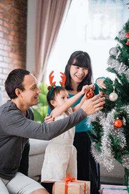 Baba, anne ve kızı portresi yüklemek Noel t