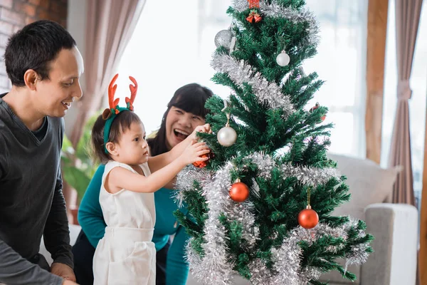 Baba, anne ve kızı portresi yüklemek Noel t — Stok fotoğraf