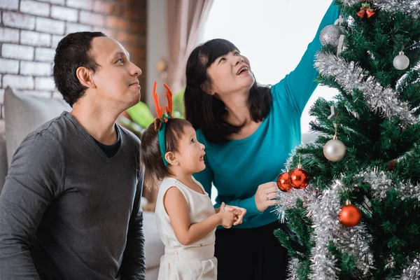 Bir Noel ağacı hazırlanıyor mutluluk aile portresi — Stok fotoğraf