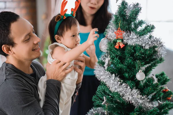 Retrato da família da felicidade preparando uma árvore de Natal — Fotografia de Stock