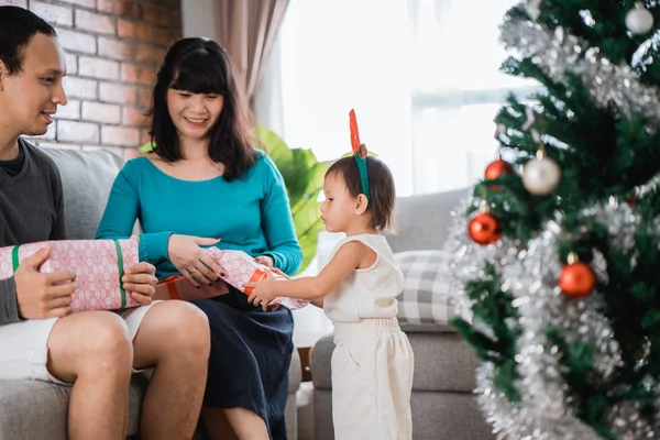 Porträt einer kleinen Tochter als Weihnachtsgeschenk — Stockfoto