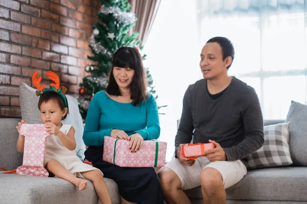 Porträt einer Tochter eröffnet ein Weihnachtsgeschenk — Stockfoto