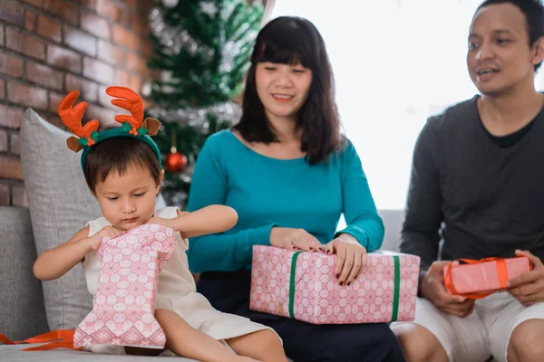 Retrato de uma filha usando cabeça de veado abriu um Natal — Fotografia de Stock