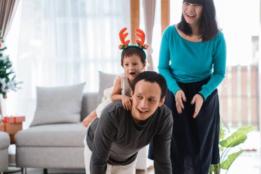 Sırtıma oynarken mutlu bir aile portresi