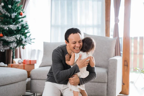 Oturma odasında kızı için kucaklama baba portresi — Stok fotoğraf