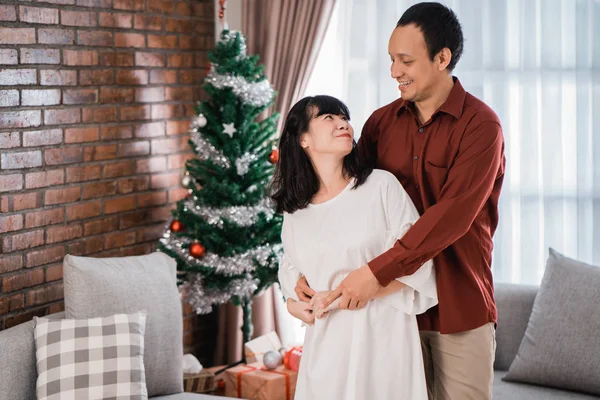 Paar, das sich liebt, tanzt an Weihnachten — Stockfoto