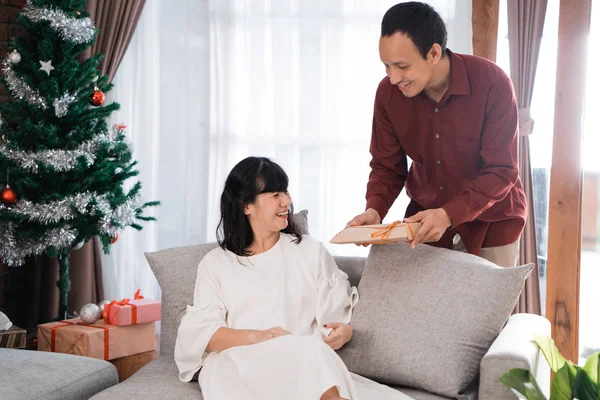 Śliczny mąż dziwi jego żona z darem — Zdjęcie stockowe