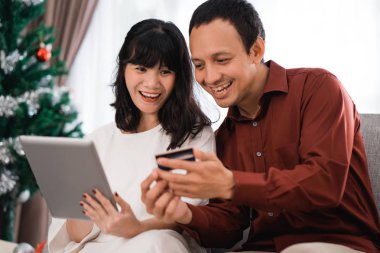 mutlu genç çift şeyler online satın alma kredi kartı ile