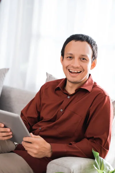 Portrait of asian businessman smiling when sitting alone on a co — Stock Photo, Image