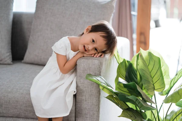 Ritratto di bambina seduta da sola e sdraiata su un — Foto Stock