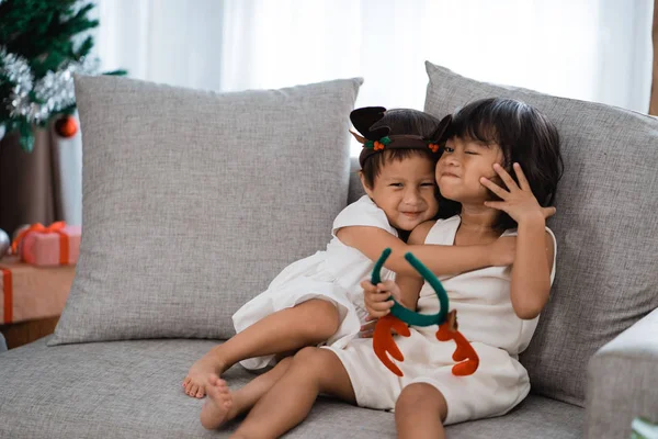 Retrato de dois bonito irmã abraçando uns aos outros — Fotografia de Stock