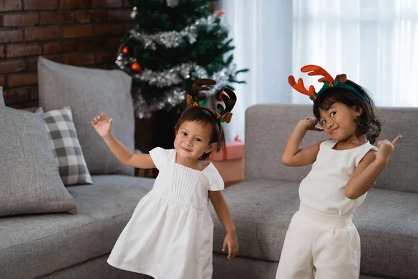 Retrato de dois bonito irmã comemorar de Natal e dança — Fotografia de Stock