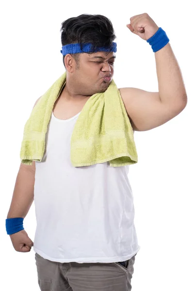 Potrait van vet jongeman met kus vormen voor biceps met een handdoek — Stockfoto