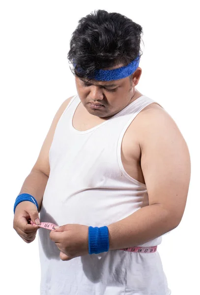 Porträt eines sportlichen jungen Mannes, der seinen Bauch misst — Stockfoto