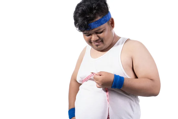 Porträt eines sportlichen jungen Mannes misst seine Brustgröße — Stockfoto