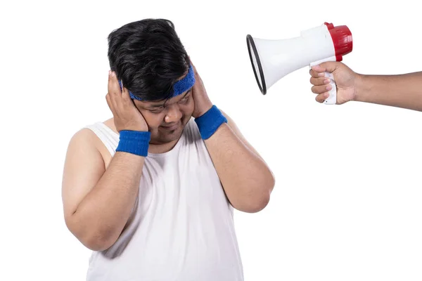 Portrait of fat young man close his ears by his hands — Stock Photo, Image