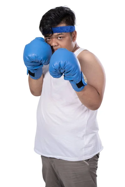 Portret młodzieńca z rękawice bokserskie bronić się przed wrogiem — Zdjęcie stockowe