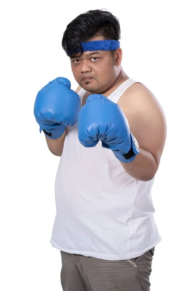 Portrait de jeune homme avec gants de boxe prêt à attaquer — Photo