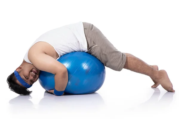 Retrato de gordo joven calienta pilates felizmente —  Fotos de Stock