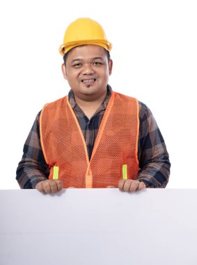 Oluşturucu kask ve beyaz tahta üzerinde eğilerek üniforma ile portresi