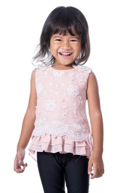 Kameraya gülümseyen yürümeye başlayan çocuk