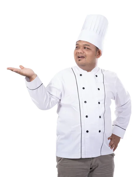 Retrato de asiático chef pose serve algo com suas mãos — Fotografia de Stock